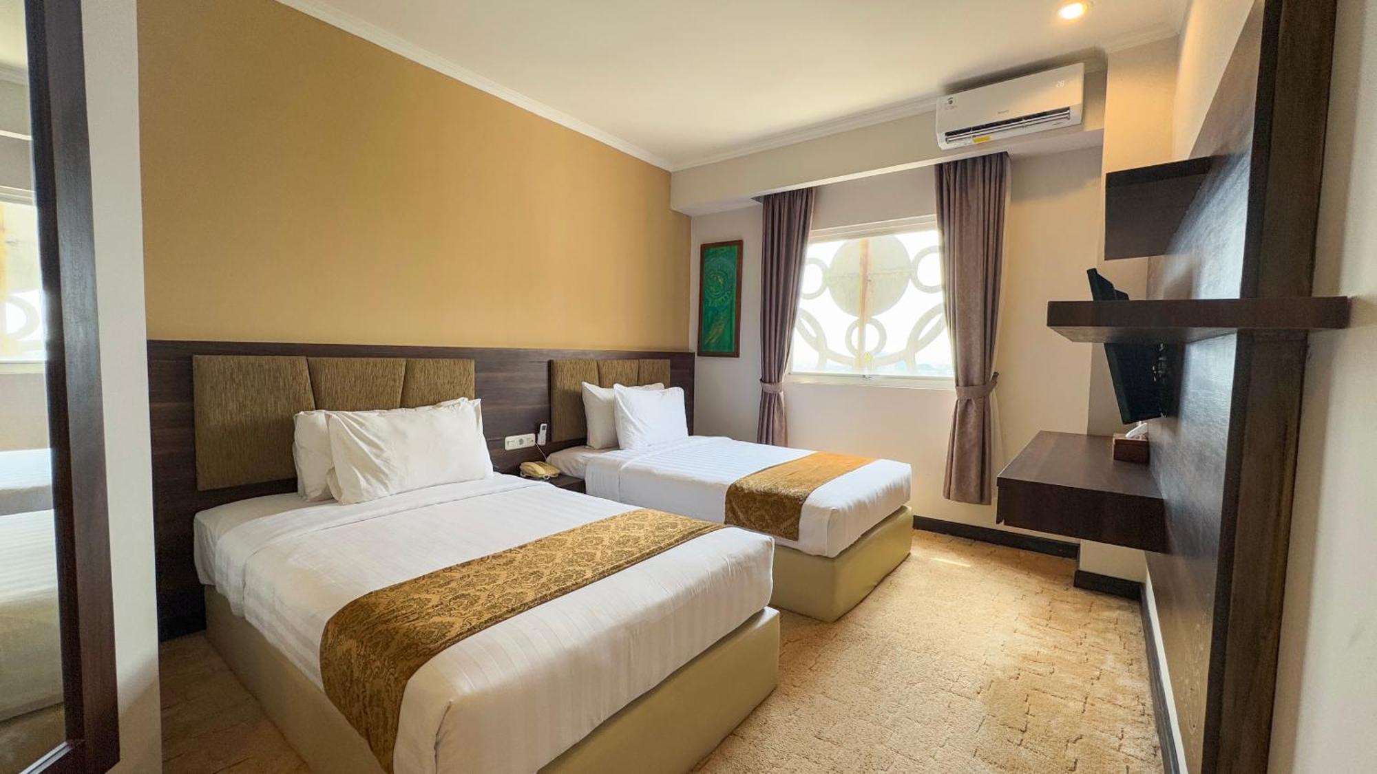 Lorin Syariah Solo Hotel Exterior photo
